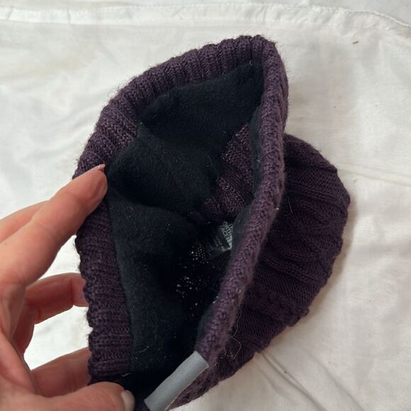 The North Face Wool Blend Burgundy Cable Knit Beanie Hat. - Picture 5 of 7